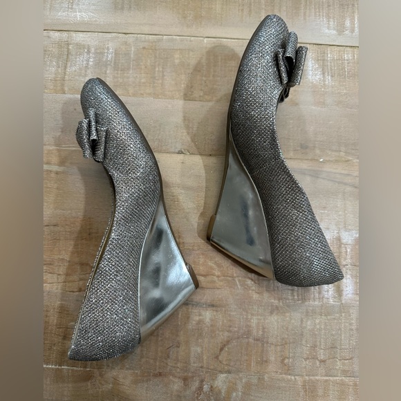Bandolino metallic sparkles silver bow round toe wedge heels shoes - Picture 4 of 17